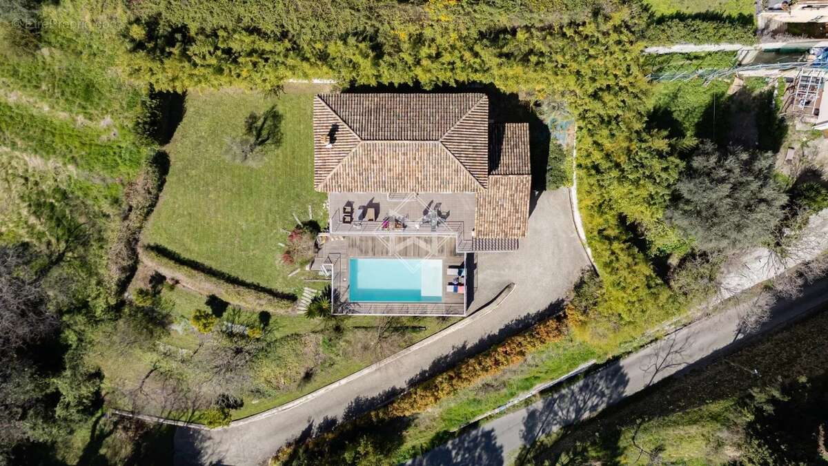 Élégante villa provençale avec vue mer panoramique et terrain constructible - photo 19