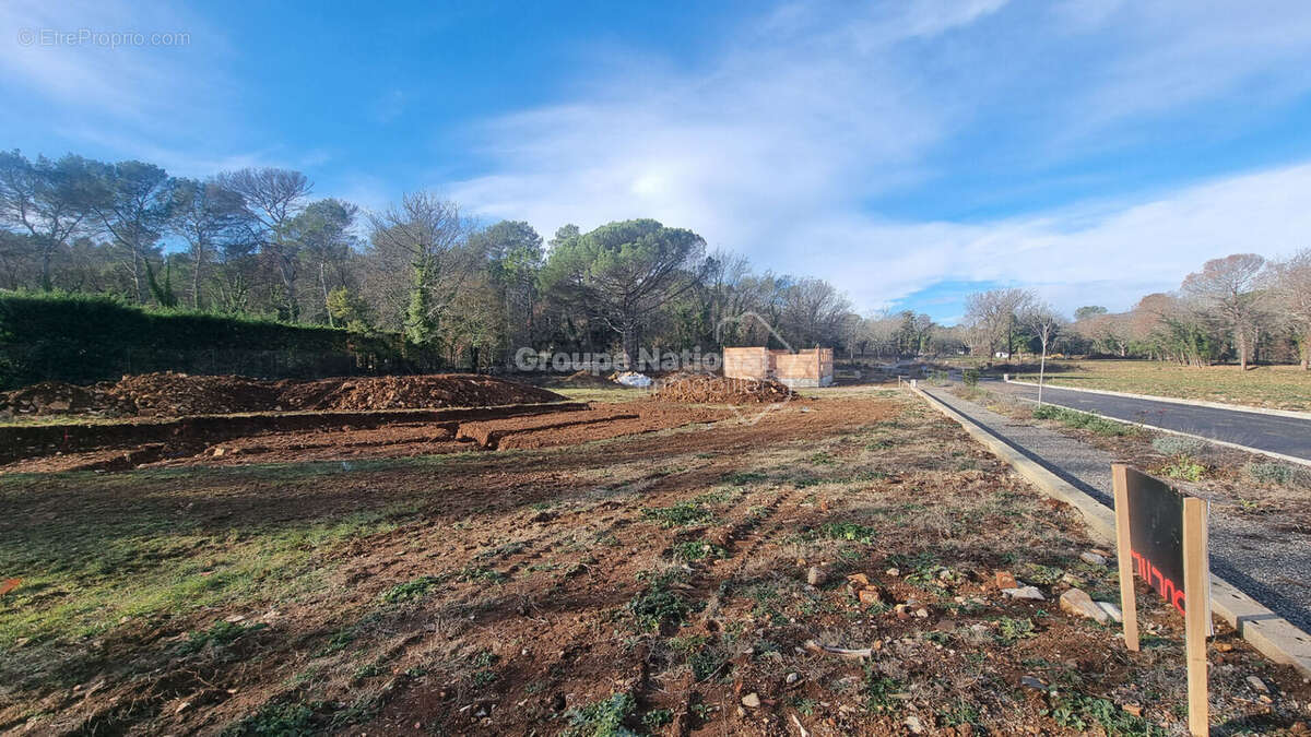 Terrain à TOURRETTES