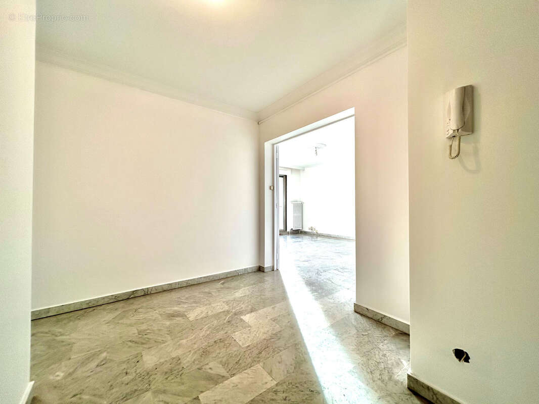 GRENOBLE - T3 de 75m2 avec balcon, cave et garage. - photo 2