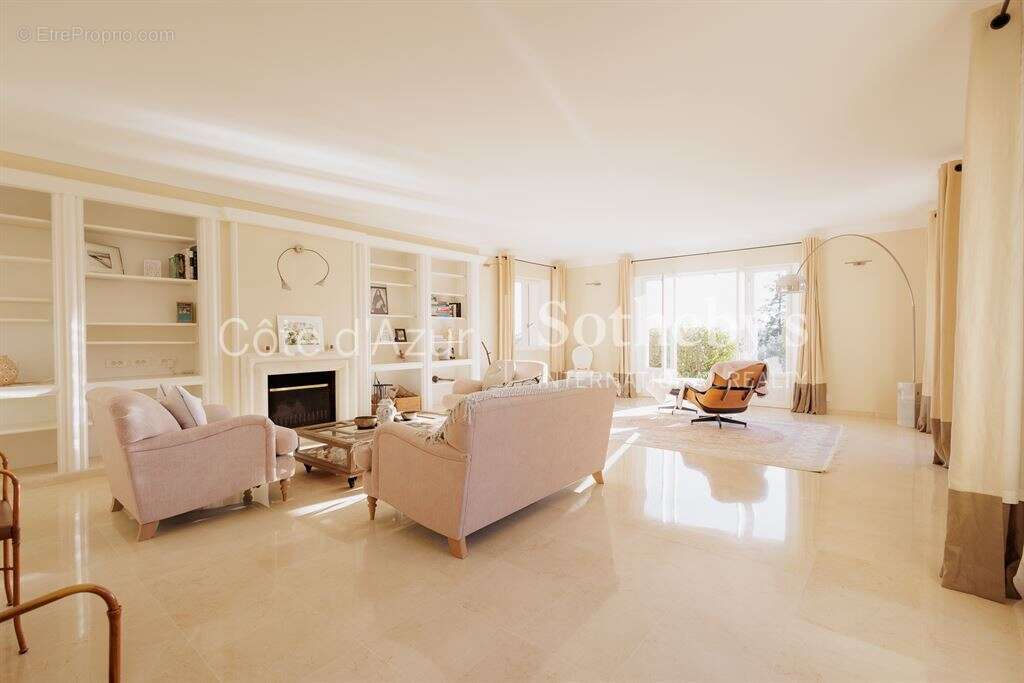 La Colle sur Loup, villa de 398 m² avec piscine chauffée proche de Saint Paul de Vence - photo 6