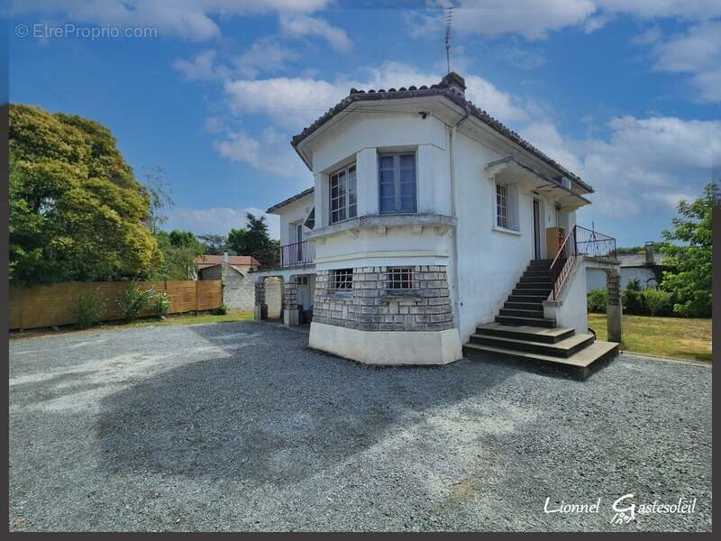 Maison sur deux niveaux 5 chambres Garages à vendre sur la commune de  PINEUILH (33) - photo 2
