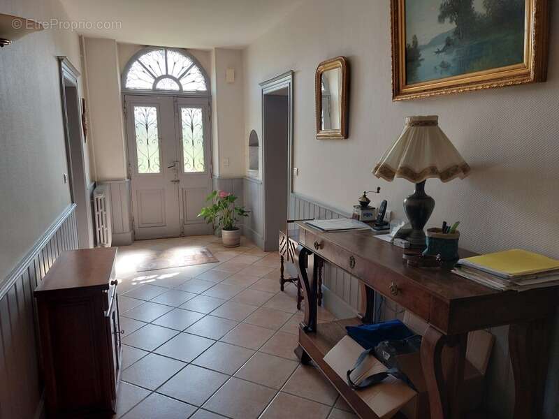 Maison de maitre avec  dependances deux pigeonniers sur parc de 5000m² - photo 4