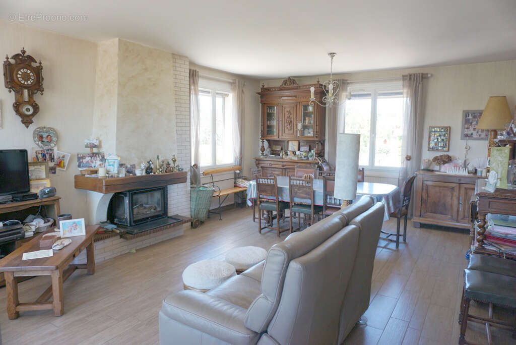 Belle maison familiale de 196 m2 avec dépendances et agréable terrain - photo 3