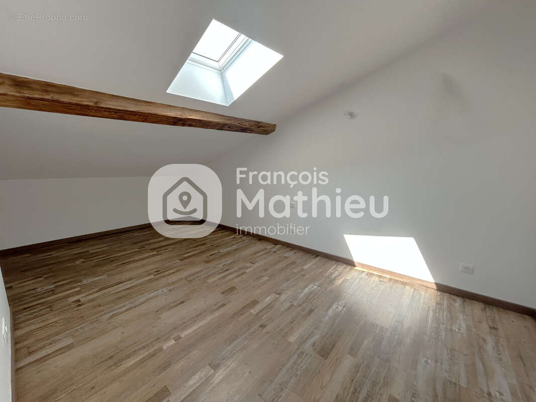 Châtillon-sur-Chalaronne - Appartement de standing T6 d'environ 196m2 (245m2 au sol) en plein centre. - photo 17