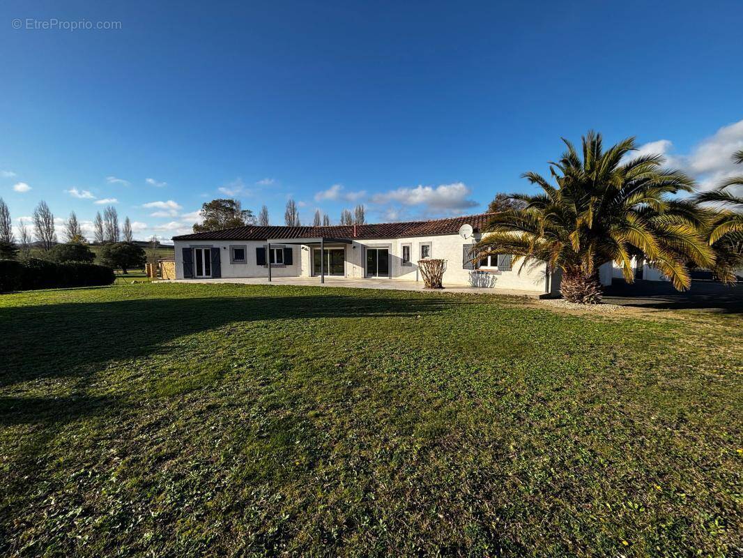 Maison à VILLENEUVE-LES-MONTREAL