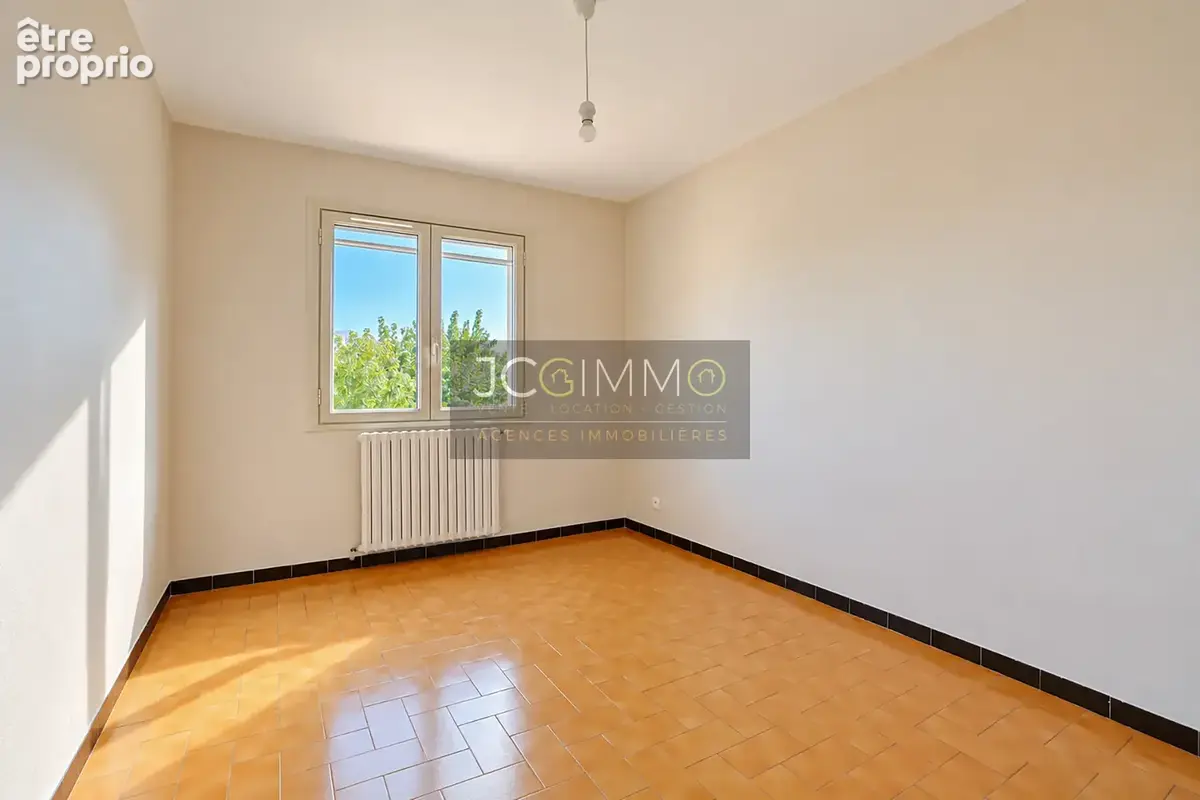 T4 de 87.5 m2 avec terrasse, garage et parking privatif ! - photo 5