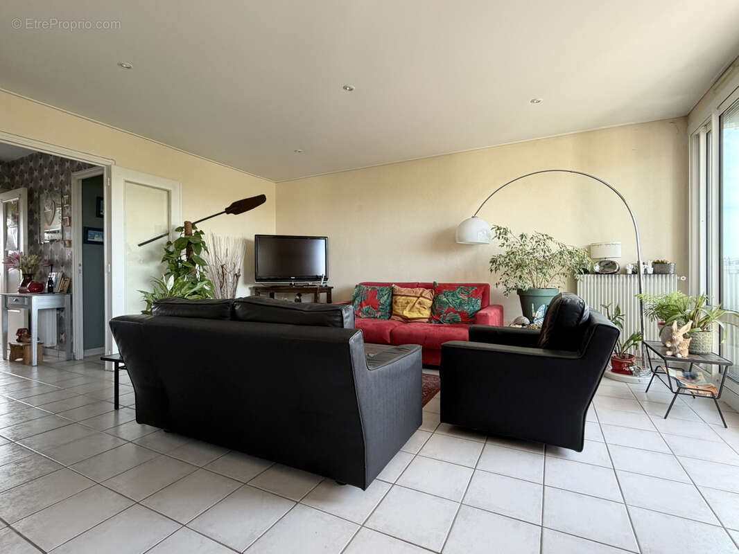 Appartement 3 pieces de 80 m2 avec balcon donnant sur parc verdoyant - photo 3