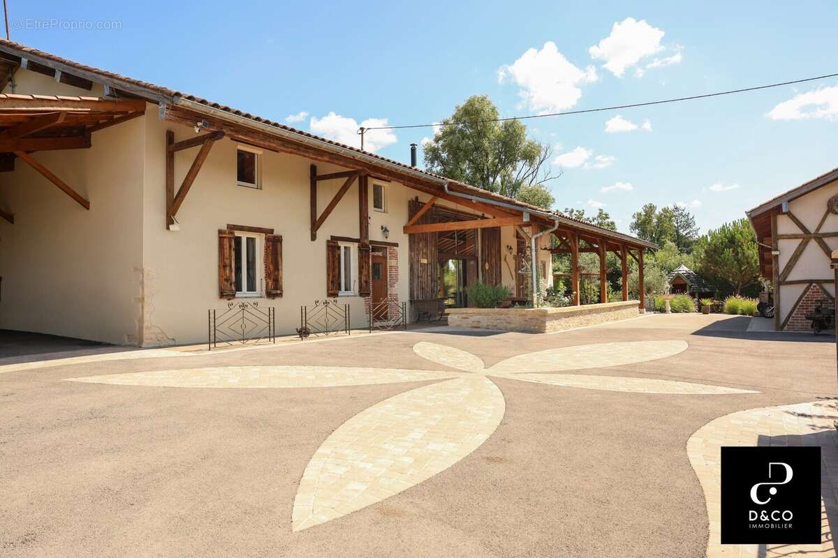 Maison à MONTREVEL-EN-BRESSE