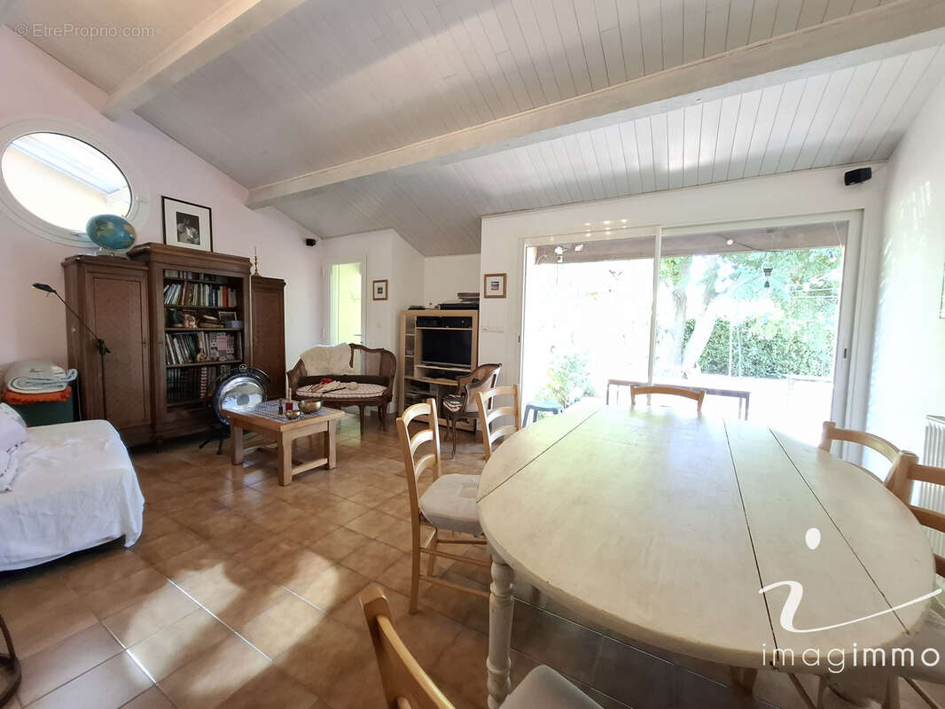 Au calme, découvrez cette villa pleine de charme avec 4 chambres sur une parcelle de plus de 600 m2 dans un éc - photo 4
