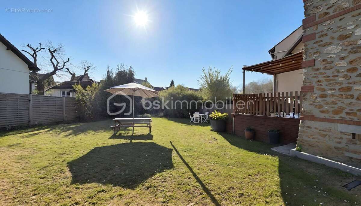 Maison à SAINTE-GENEVIEVE-DES-BOIS