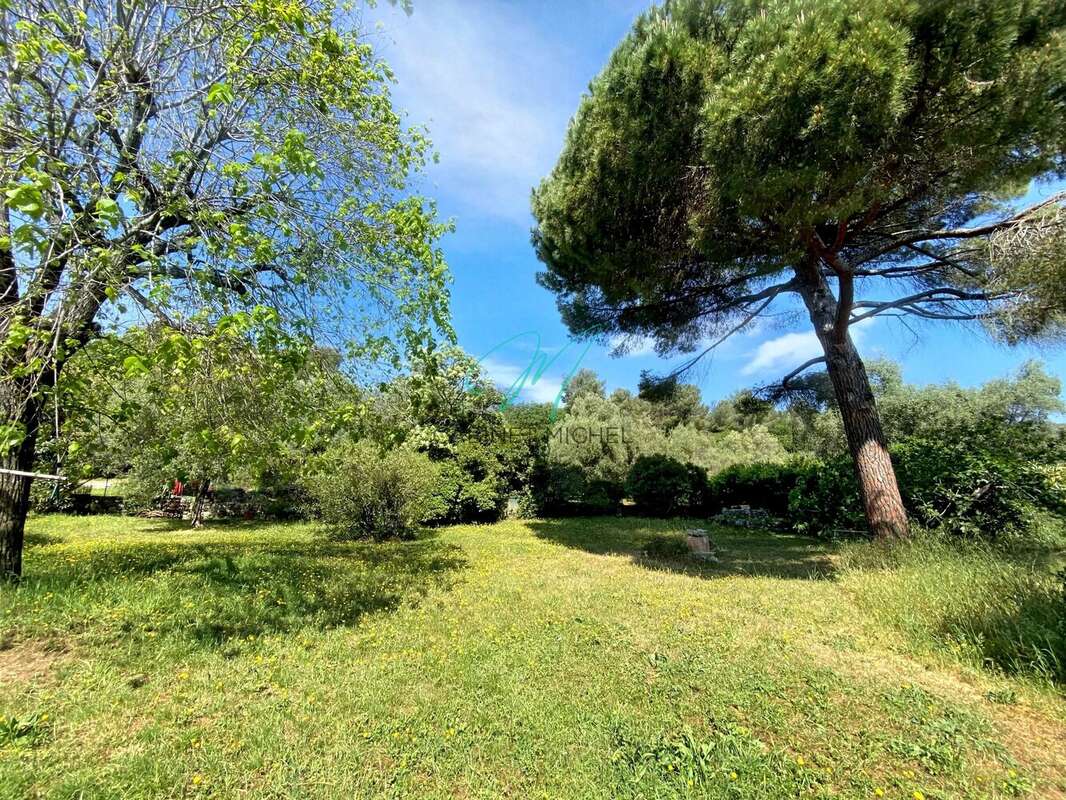 Appartement à ROQUEFORT-LES-PINS