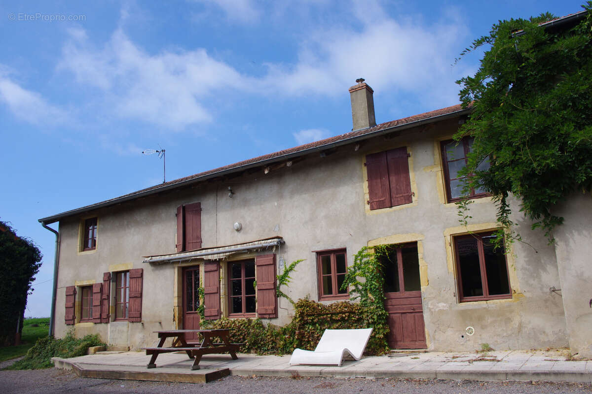 7 kms de Charlieu corps de ferme sur 5 hectares - photo 2