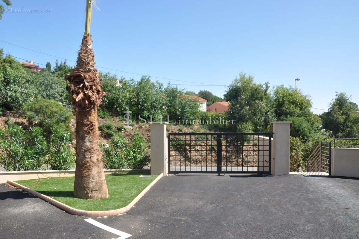 Parking à LES ISSAMBRES