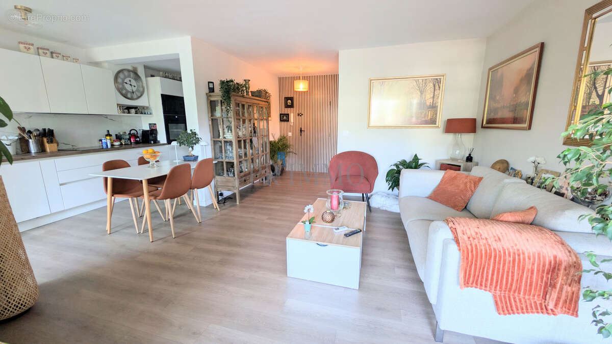Superbe Appartement 2 pièces entièrement rénové au coeur du très recherché quartier de BOULOURIS - photo 4