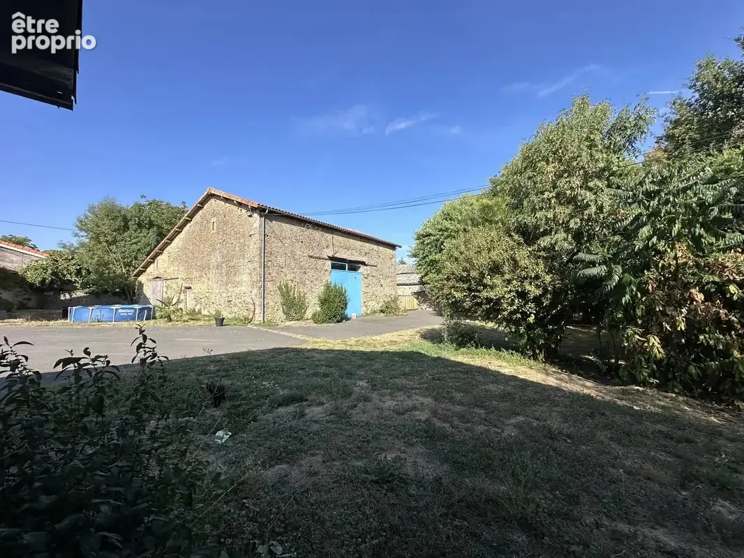 Ancien corps de ferme rénové, 5 chambres + gite + grange de 204 m² et 4 196 m² de terrain - photo 10