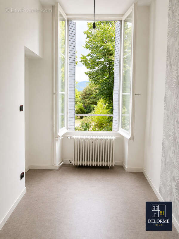T3 de 75 m2 à rénover avec garage et dépendances - photo 7