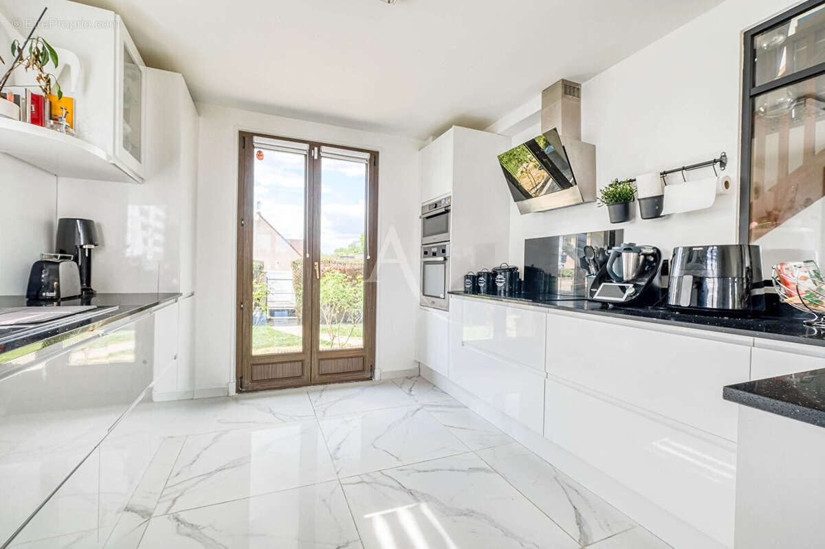 Grande maison familiale rénovée 216 m², 5 chambres, terrain sans vis-à-vis, garage triple - photo 3