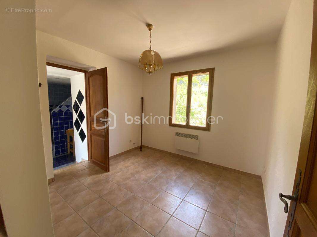 Jolie maison provençale de plain-pied lumineuse avec cheminée - 4 chambres avec garage aménagé et terrain en restanque clôturé d - photo 21