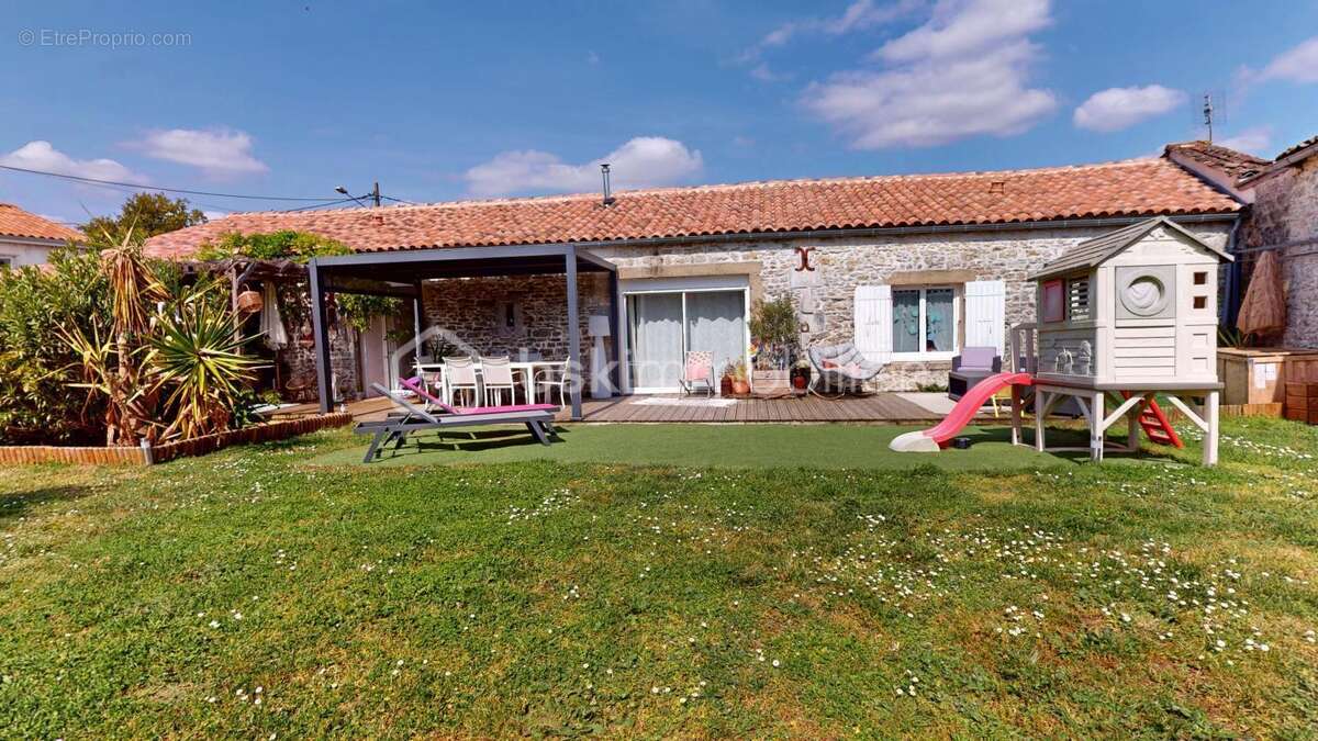 Maison à LA GRIPPERIE-SAINT-SYMPHORIEN