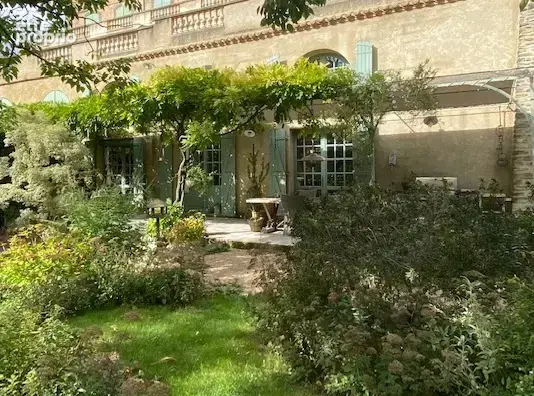Dans un Domaine fortifiée médiéval, maison en pierres avec 249m2 habitables avec jardin privatif et paysagé - photo 1