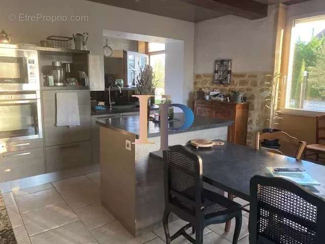 Maison à POUILLY-SOUS-CHARLIEU