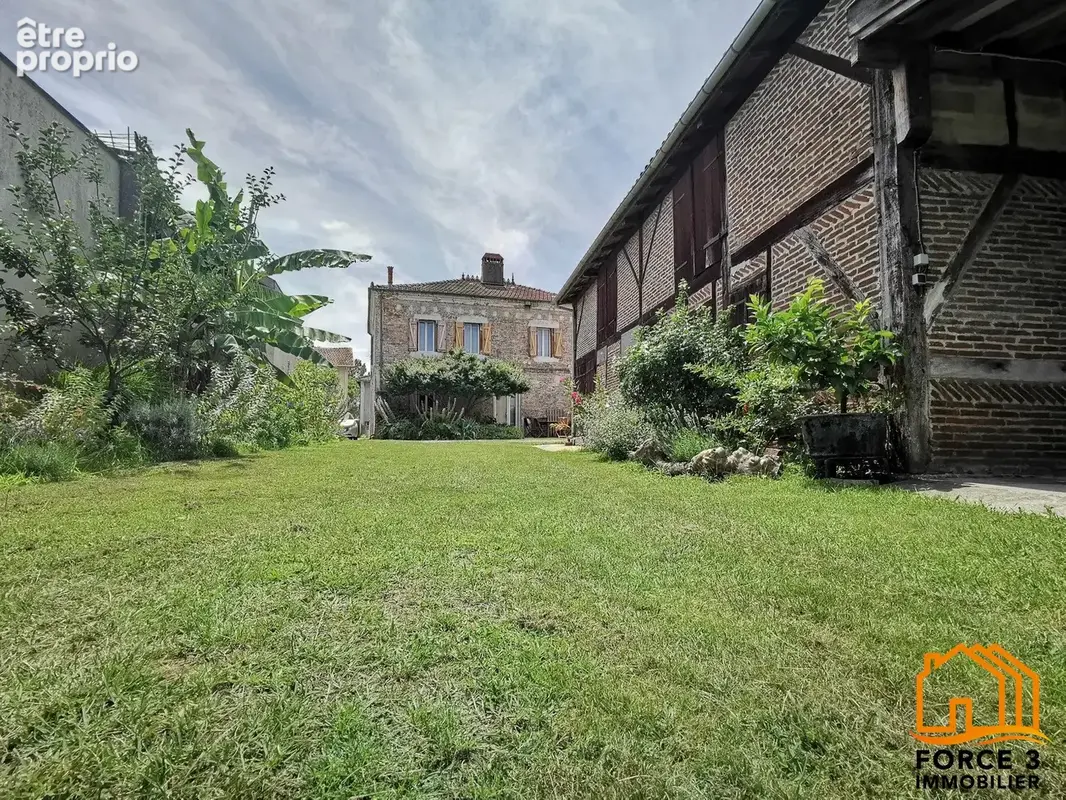 Maison 250 m² à Saint-Julien-En-Born  - photo 3