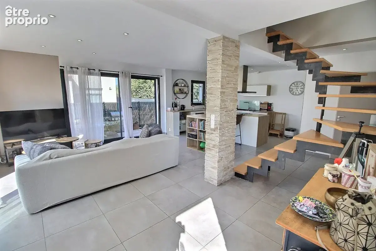 A vendre  claira villa f4  contemporaine sur terrain 3 faces avec piscine. - photo 5