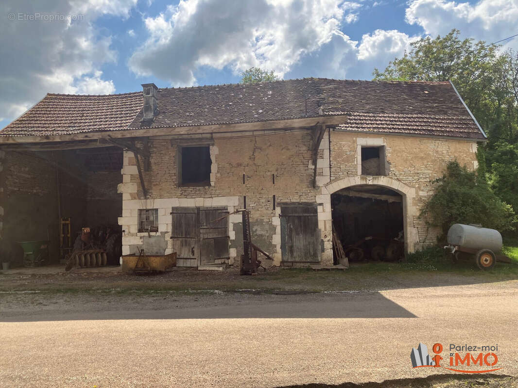 Maison à SOUGERES-EN-PUISAYE