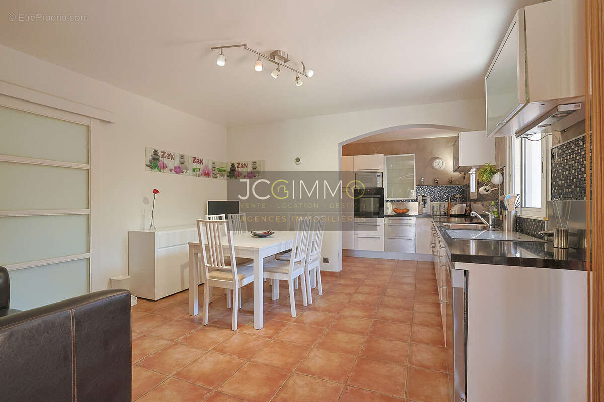 Villa provençale de 166 m2 avec piscine, pool house et annexes - La Crau / Les Sauvans - photo 5