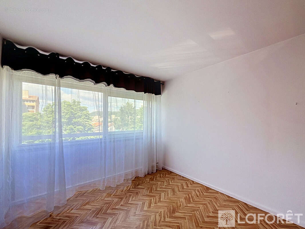 Grand T4 de 101 m² avec garage, balcon et vue dégagée - photo 8