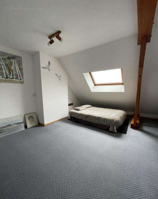 Maison au calme avec grand terrain et beau potentiel - photo 12