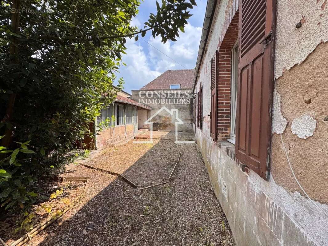 Maison à SAINT-JULIEN-DU-SAULT