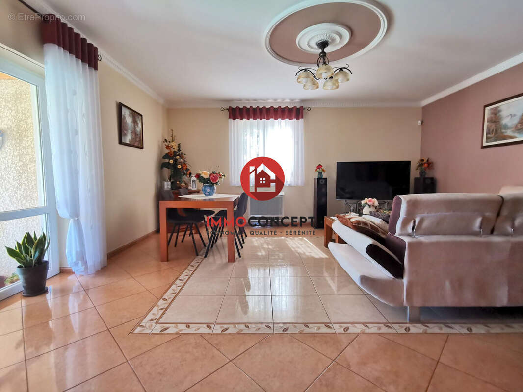 Maison à LAUDUN-L'ARDOISE