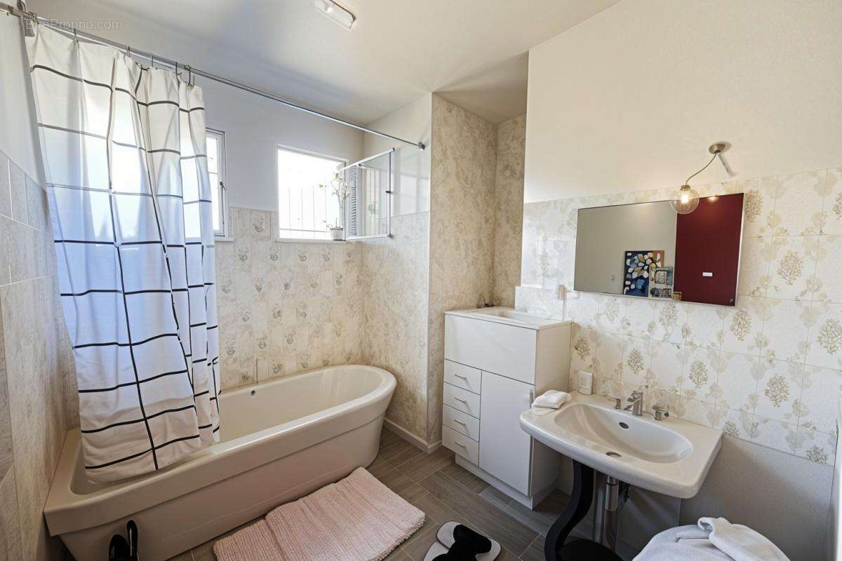 Maison à LA TOUR-D'AIGUES