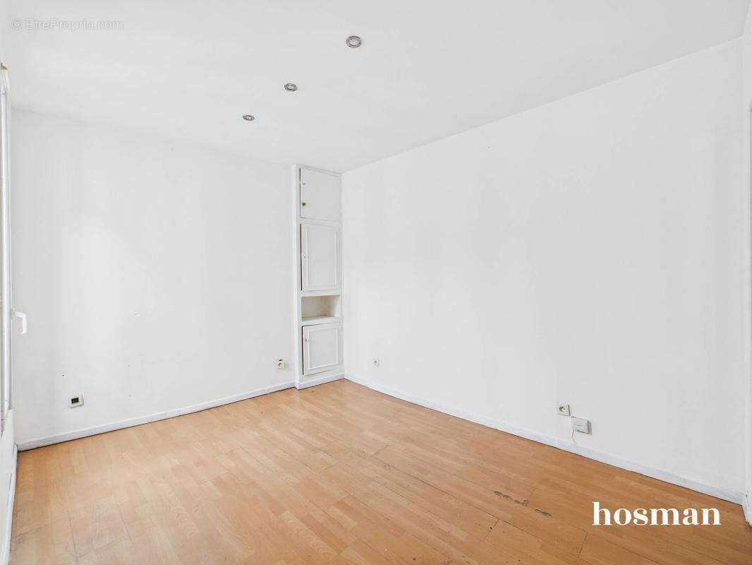 A réagencer ! 2/3 pièces de 46m² - Calme et copropriété rénovée - Métro Anvers - Rue Seveste - photo 15