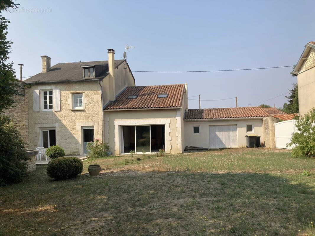 Maison à AUNAC