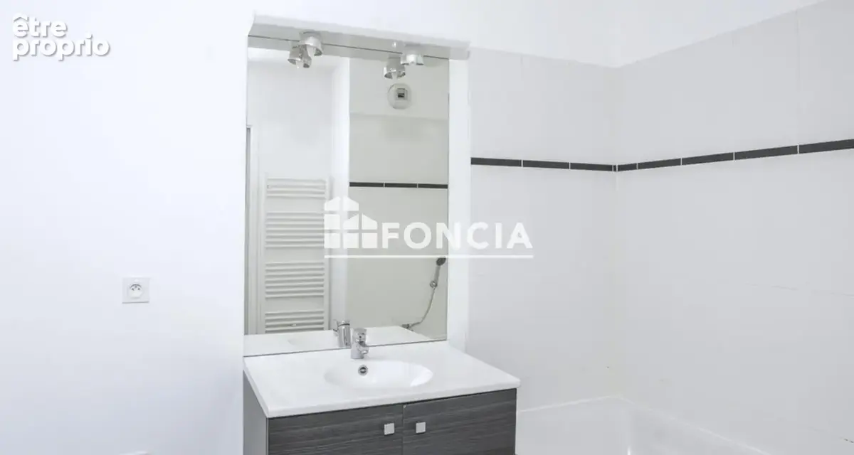 À deux pas du canal Saint-Denis, découvrez ce beau 3 pièces de 61 m² ! - photo 3