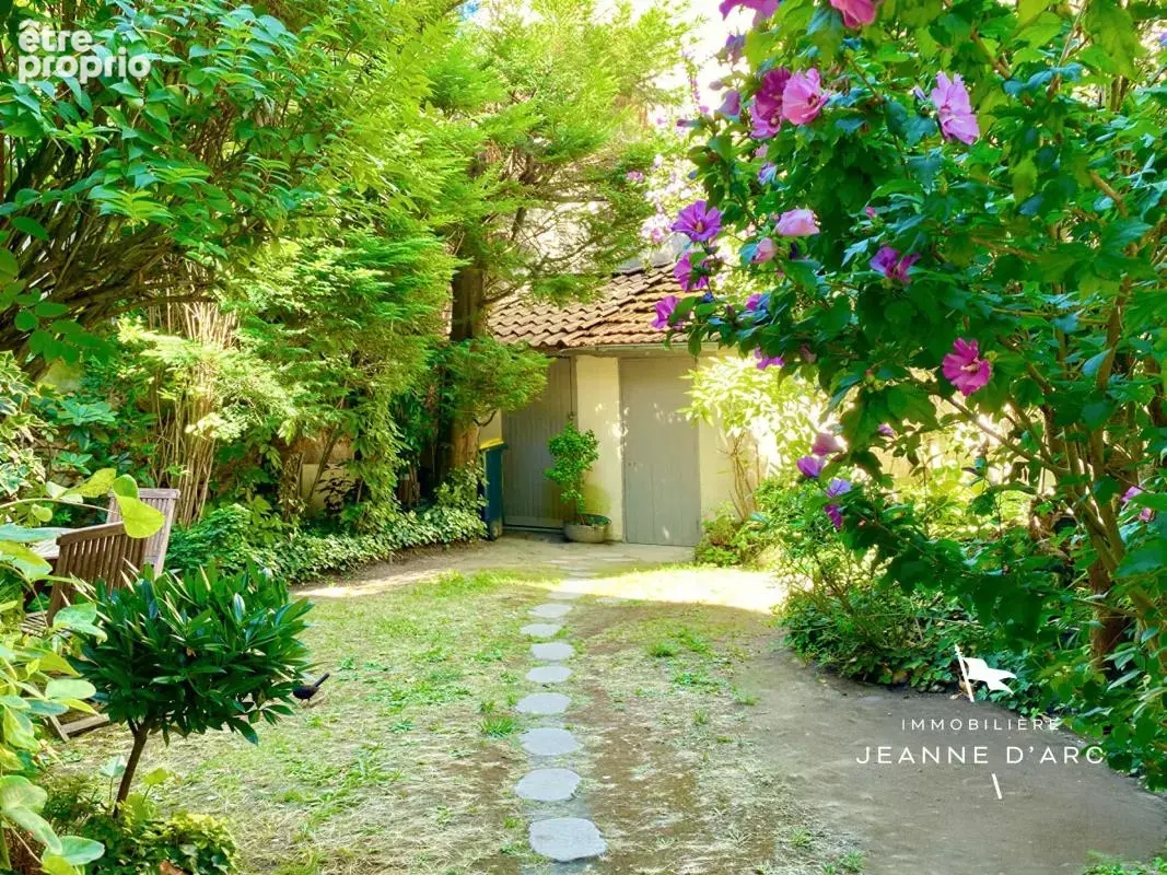 Le chesnay – limite versailles – maison ancienne avec jardin – 3 chambres - photo 2