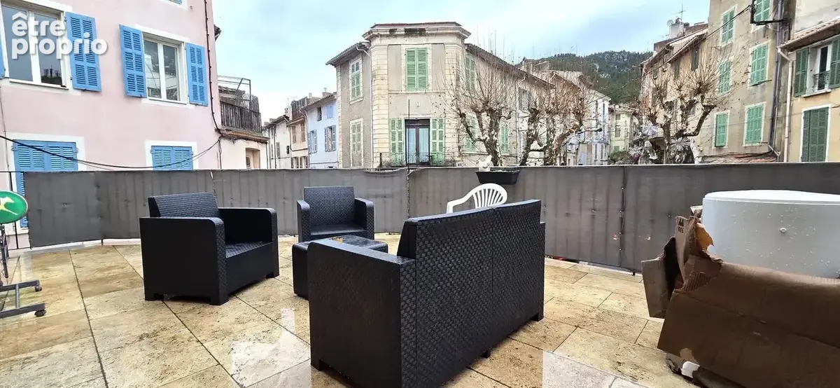CUGES LES PINS-IMMEUBLE-A VENDRE-MURS PROS-APPARTEMENT T2 AVEC