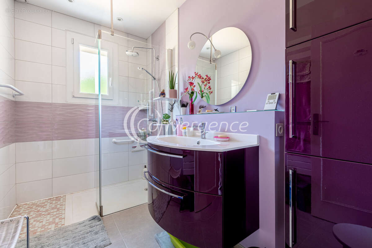 Maison de plain-pied de 105m2 avec garages, jardin et dépendances - photo 9