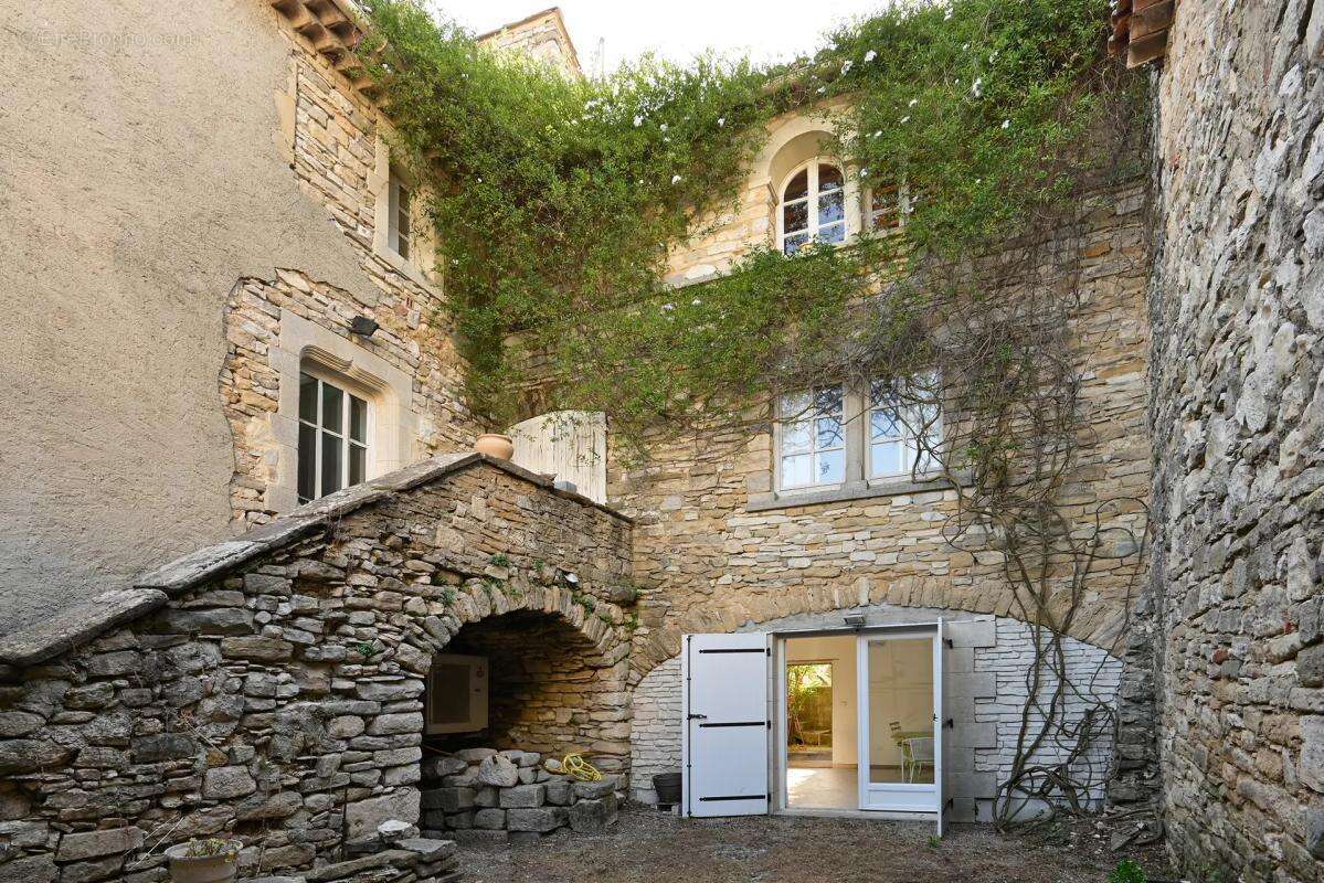 Maison de 12 pièces de 231 m² à Saint-Jean-de-Ceyrargues - photo 3