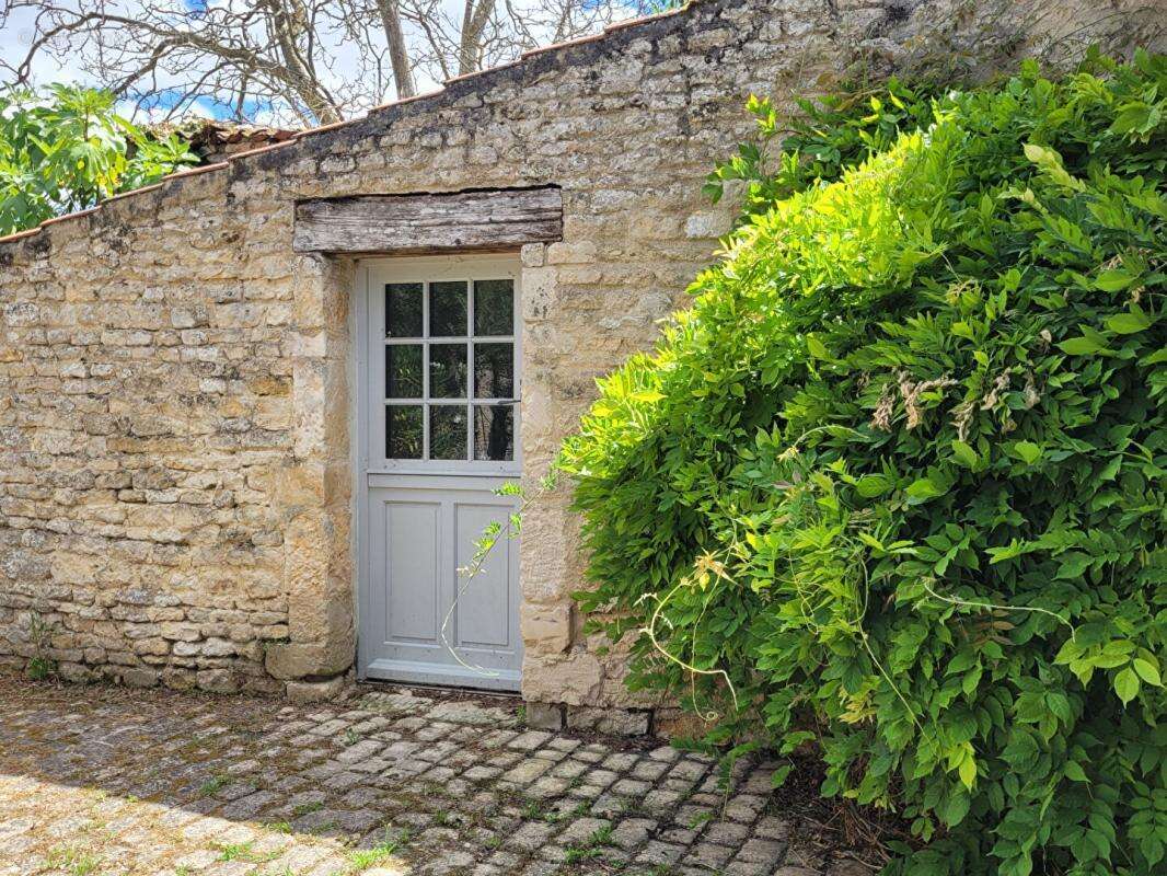 Charmante maison en pierre rénovée d'environ 143 m² -Authenticité et confort aux portes de Luçon - photo 15