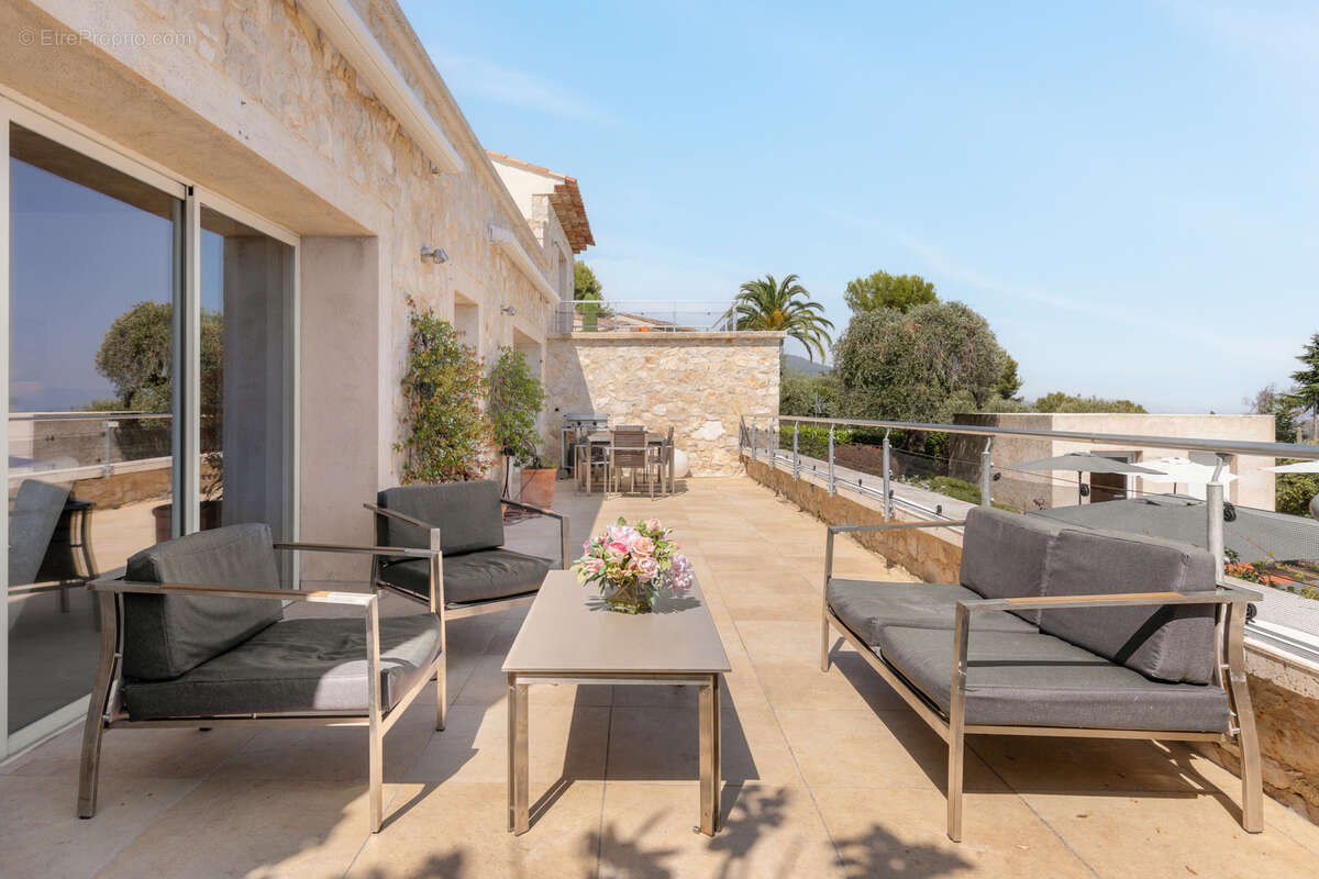 TOURRETTES-SUR-LOUP — Villa d'exception avec vue mer panoramique - photo 12