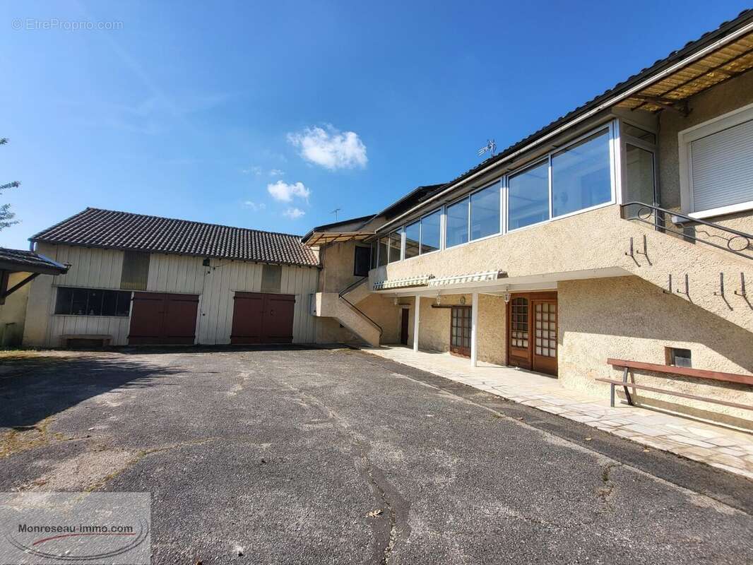 Ensemble Immobilier : 2 logements + dépendances + jardin (constructible) - photo 4
