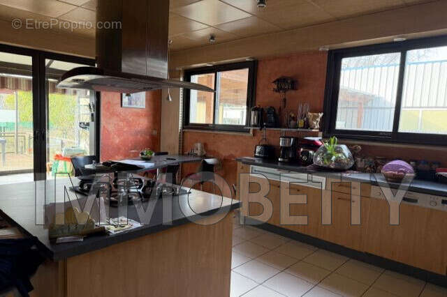 Maison 240 m² à Serres-Castet  - photo 6