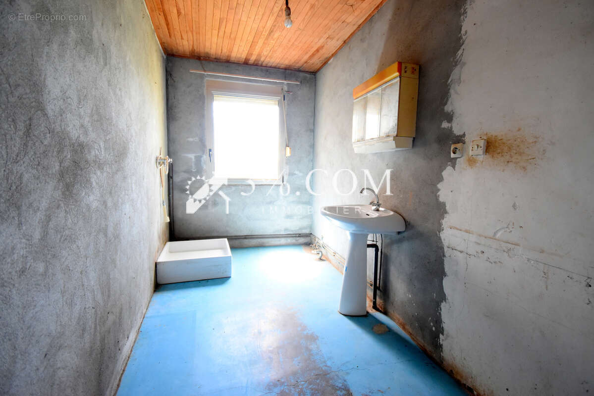 Maison de caractère de 280 m2 à rénover sur un terrain d'environ 950 m2 à FAVIERES - photo 14