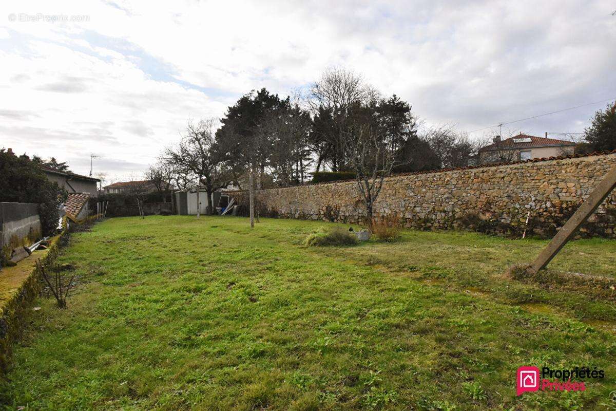 Maison à SAINT-PIERRE-DES-ECHAUBROGNES