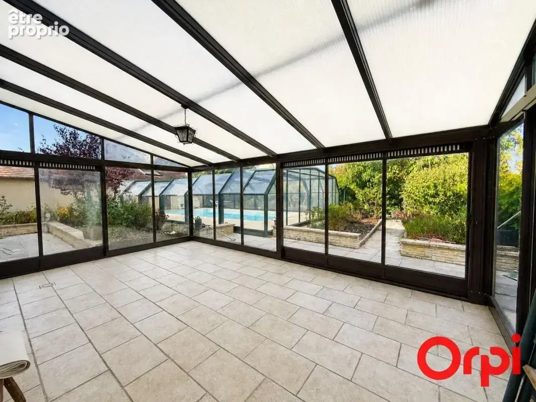 Une propriété pleine de charme, offrant de beaux espaces de vie, quatre chambres et des prestations de qualité, à découvrir sans - photo 11