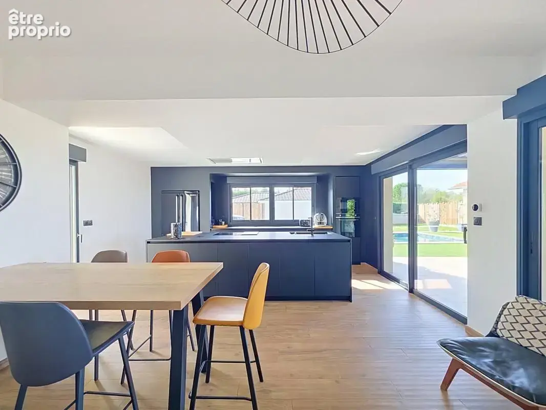 Maison - 4 Chambres - Possibilité 5 - Bureau - Sous sol complet - Garage - Piscine - Jardin - Magnifique vue - photo 14