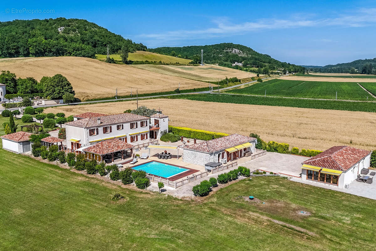 Stunning country property with guest annexes, garaging, pool and land - photo 5